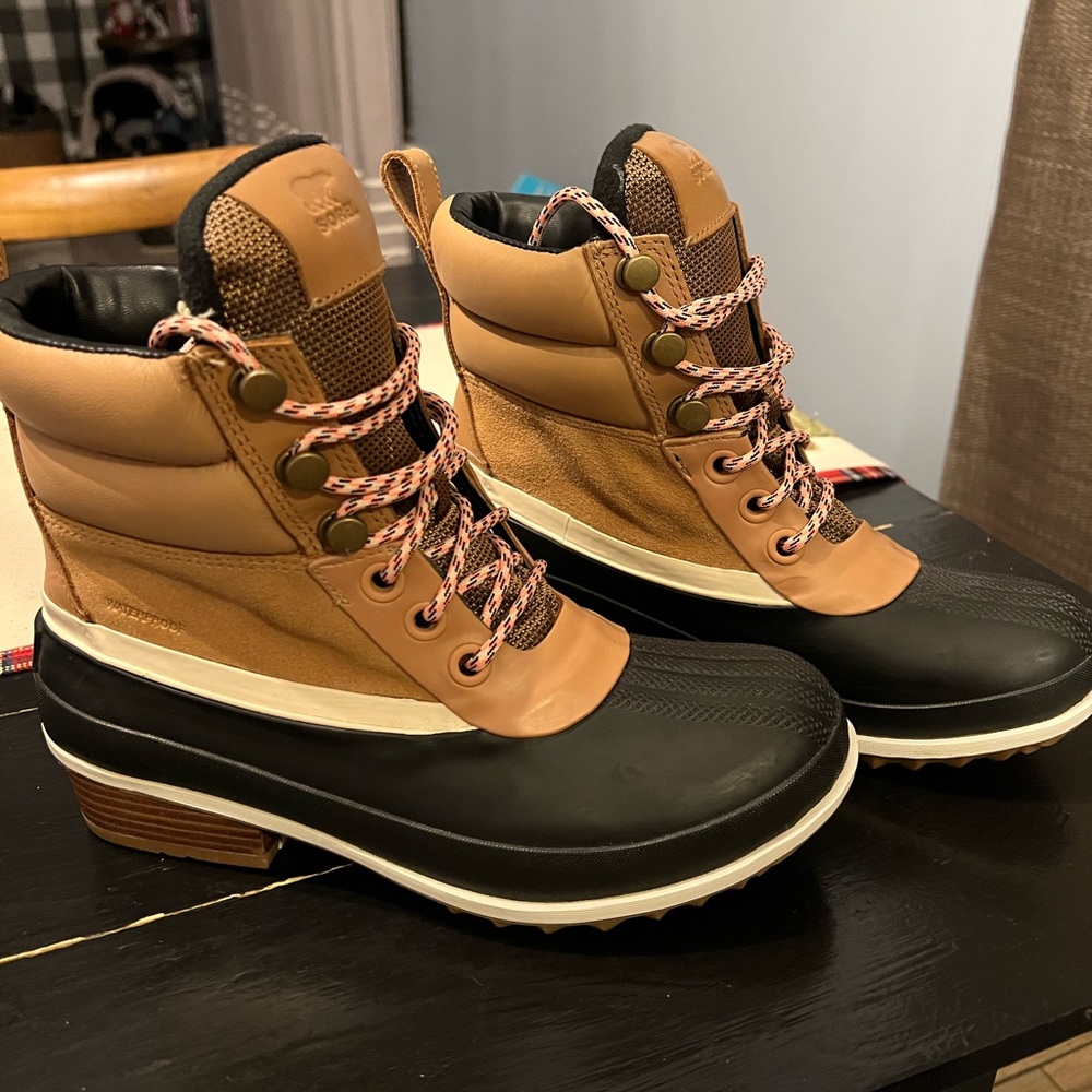 Women’s Sorel Slimpack III Hiker Boot- Size 9